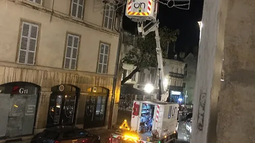 On installe déjà les décorations de Noël à Dijon ! 